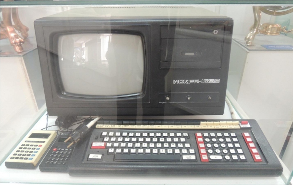 Один из первых отечественных персональных компьютера,
полученных университетом в 1980-81 учебном году
(экспонат Музея ВолГУ)
